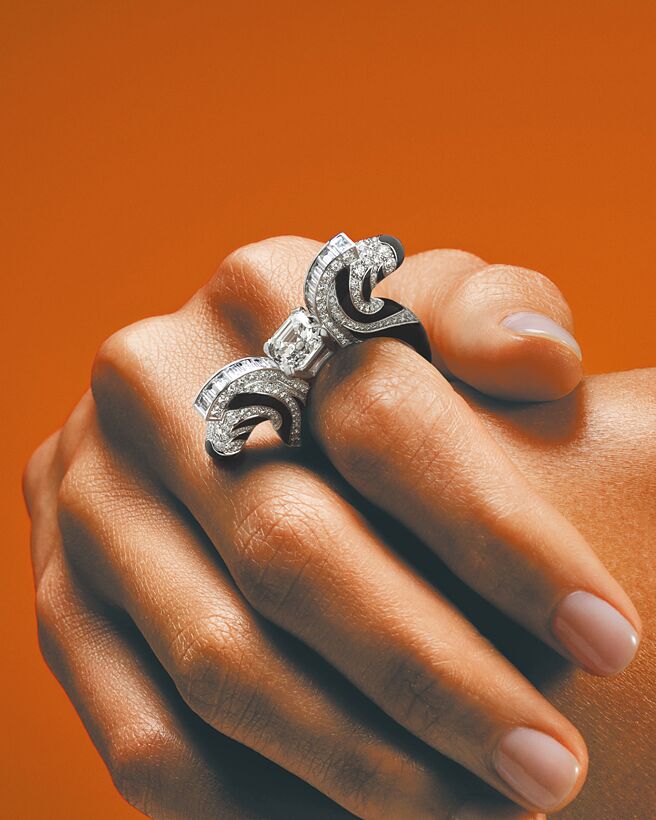 De Beers Forces of Nature系列珠寶，以斑馬的黑白條紋為靈感打造戒指，850萬元。（De Beers提供）