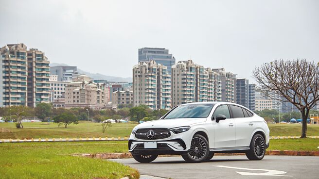Mercedes-Benz GLC 300 4MATIC Coupe售價330萬元，試駕車（見圖）另選配MANUFAKTUR特殊漆「瓷釉白」（3.5萬元）及RVP 20吋AMG多輻式輕合金輪圈（5.8萬元）。（陳大任攝）