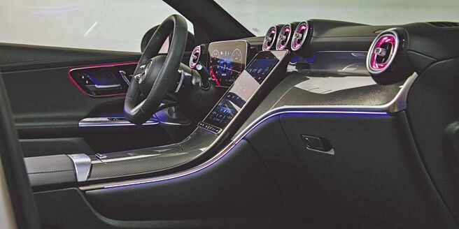 車艙環景式內裝照明以64色氛圍燈勾勒出優雅的線條。（陳大任攝）