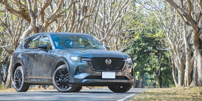 試駕車MAZDA CX-60 33T AWD Premium Sport售價171.9萬元，外觀在水箱護罩（魂動之翼）、後視鏡、INLINE 6車側銘版及鋁圈等處採取爍黑處理，展現車主不凡品味。（陳大任攝）