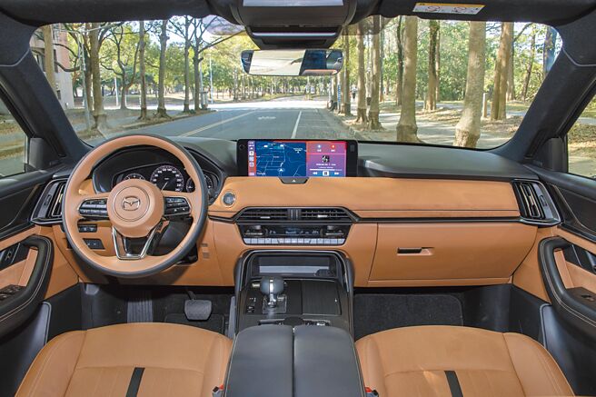 車艙內採用暖沙棕麂皮質感中控及門飾板，座椅為Napa材質並具備通風功能，雙前座均為十向電動調整附加電動腰靠功能。（陳大任攝）