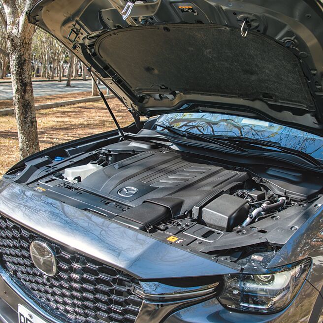 試駕車配置直列6缸引擎，予人豐富飽滿運轉聲浪。（陳大任攝）