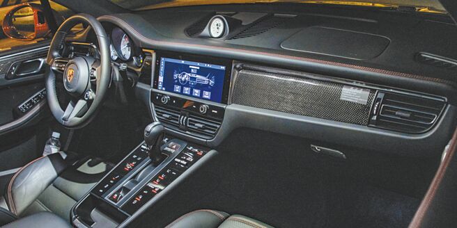 儀表控台採用大面積碳纖維飾板，戰鬥感十足。（陳大任攝）