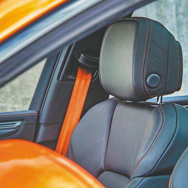 安全帶、座椅縫線與車漆同為橘色系。（陳大任攝）