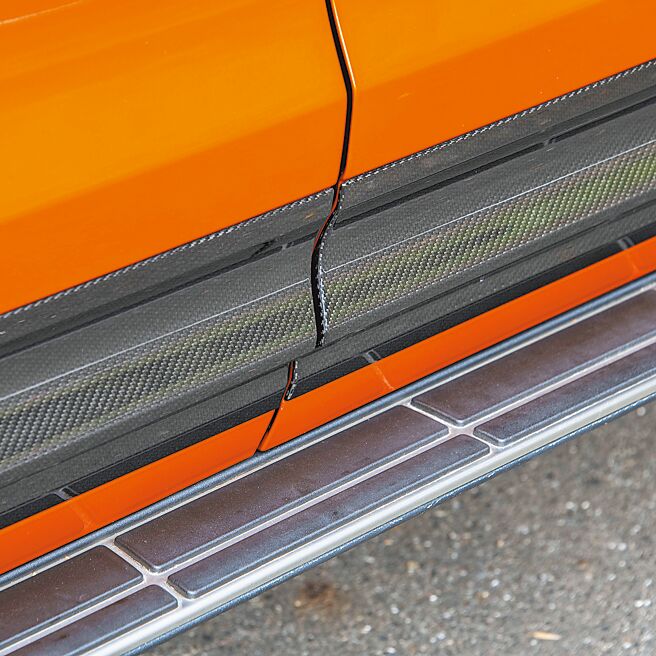 選配碳纖車側刀刃造型飾板及登車踏板。（陳大任攝）