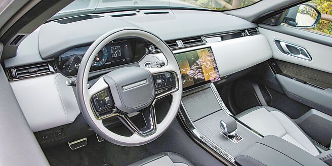 儀表控台極簡風格，取消許多實體旋鈕控鍵。（陳大任攝）