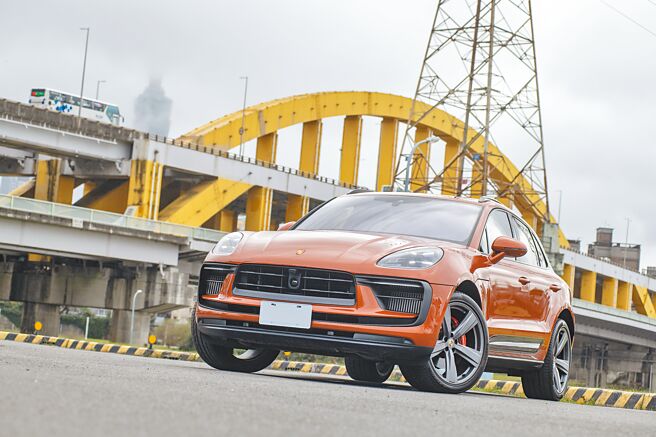 PORSCHE Macan S基本售價358萬元，試駕車選配金屬木瓜橘色，加價5萬5800元。（陳大任攝）