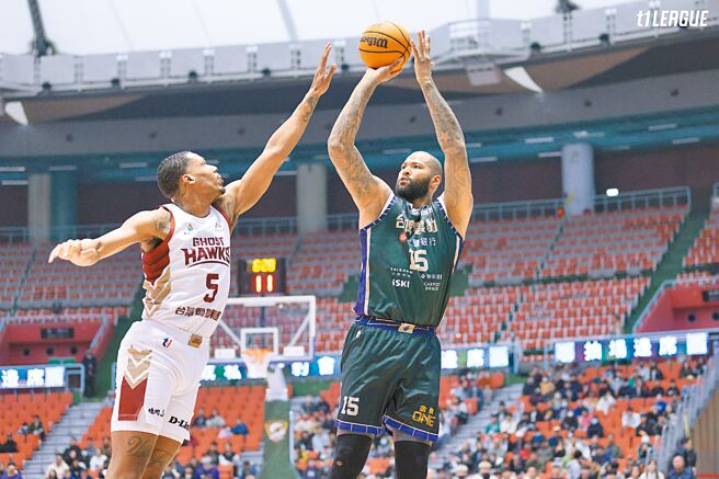 卡森斯（右）28日攻下全場最高，也是來台加盟雲豹後最高的30分。（T1聯盟提供）