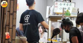 独／不只暧昧江大成 起底陪熊霓看房20分钟黑衣男