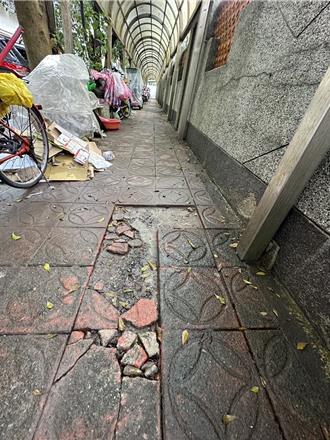 基隆長興國小人行道長青苔破損 危及學生居民盼改善