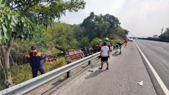 国三严重车祸！田寮段北上游览车翻落边坡 司机送医仍不治