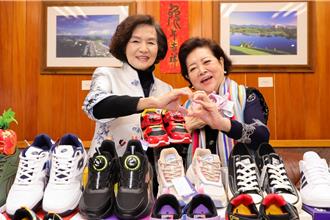 乐心关怀协会携手宜兰县府 国民阿嬷代捐20万元全家福兑换券