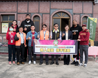 T1联盟》台钢猎鹰送暖 捐赠年菜给弱势家庭