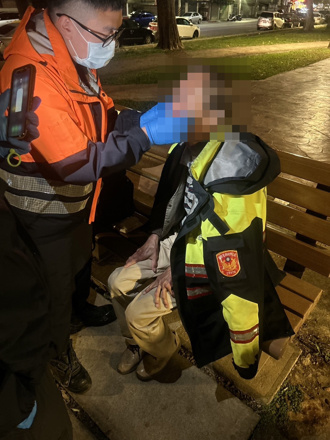 北投翁寒流夜路倒公園…發抖流鼻血 暖警「衣無反顧」脫衣供保暖 