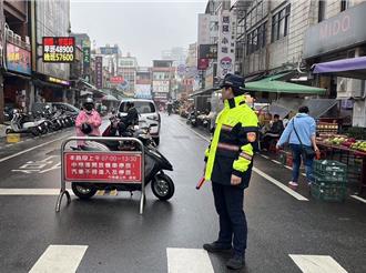春節到來採購人潮湧 竹南傳統市場開放路口中線停機車