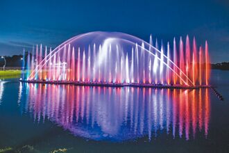 夕照映波樂繞梁 蘭潭愈夜愈美