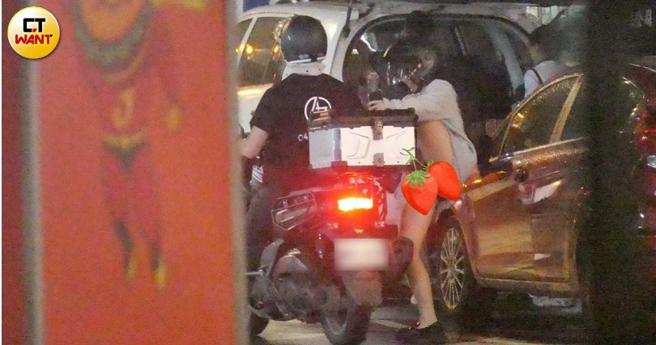 餐后两人一起骑车前往士林。（图／本刊摄影组）