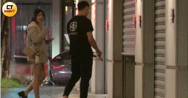 熊霓与男子一前一后进入一处招租店面。（图／本刊摄影组）