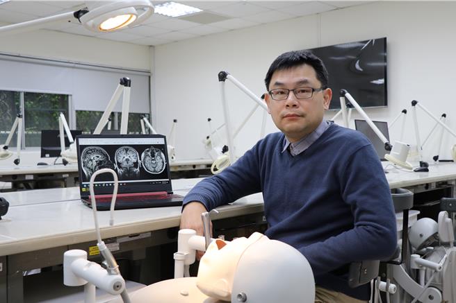 陽明交大牙醫學系教授林嘉澍與跨國團隊發現，重度牙周病、廣泛缺牙與失智症有強烈關聯。（陽明交大提供／林志成台北傳真）