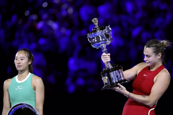 澳網女單冠軍莎芭蓮卡(右)與亞軍鄭欽文。（美聯社資料照）
