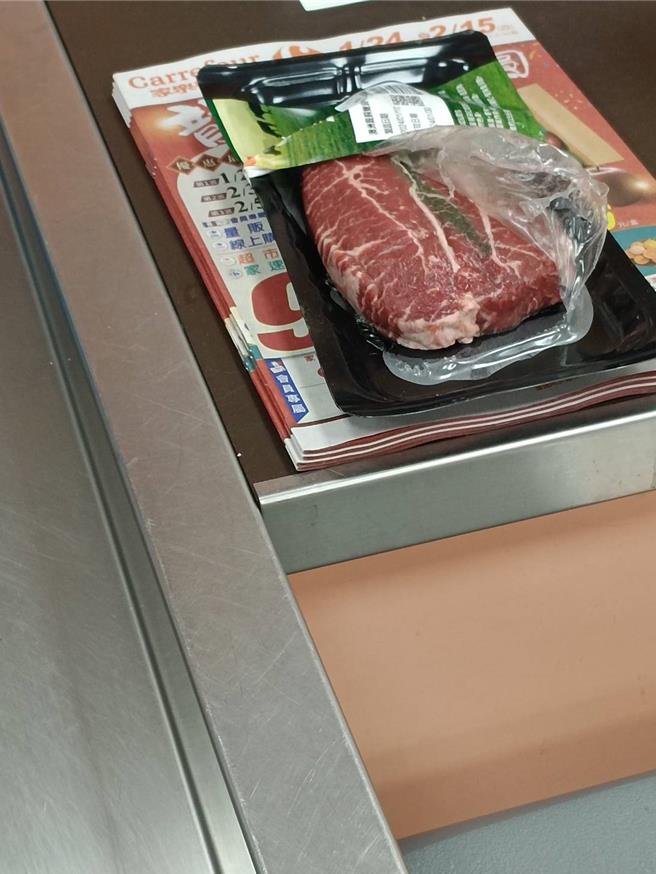高雄1名陈姓男子昨晚到卖场购买牛排煎，吃完却拉肚子、挂急诊，愤而回到店内要求退货，质疑肉品本身臭掉有问题。（台湾消保协会提供）