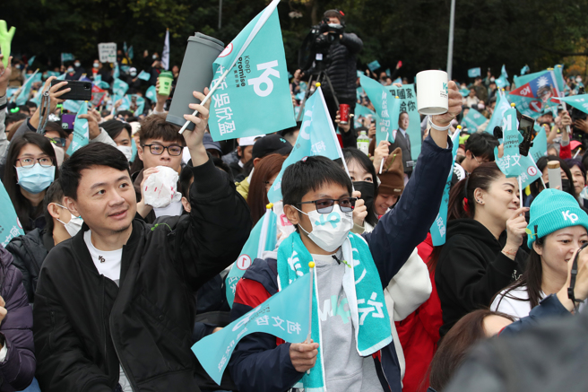 2024大選柯文哲獲得大批年輕人支持，圖為柯選後在台北市榮星花園舉行「阿北森友會」謝票活動，吸引許多支持者參加。（中時資料照，劉宗龍攝）