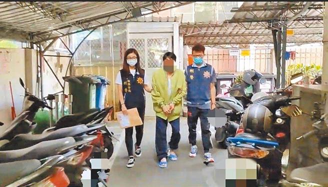 38岁黄姓男子（中）在前年向母亲索讨100元遭拒，他竟狠心将母亲从自家4楼阳台推落，导致老母坠楼后伤重不治（本报资料照片，新北市板桥警分局提供）