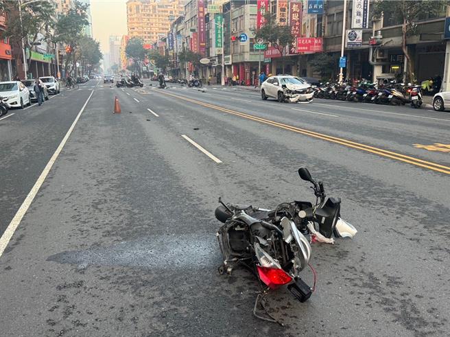 前鎮區三多三路發生交通事故，方姓機車騎士送醫後宣告不治。（翻攝照片／洪靖宜高雄傳真）