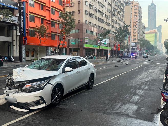 前鎮區三多三路發生交通事故，方姓機車騎士送醫後宣告不治。（翻攝照片／洪靖宜高雄傳真）