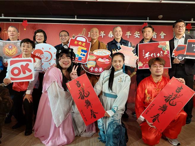 7天春节假期将至，因应民眾有急需，新北市推出春节平安服务，备妥民生物资平安袋2000份，并结合90间宫庙寺院的平安餐，及四大超商24小时的幸福保卫站。（陈慰慈摄）