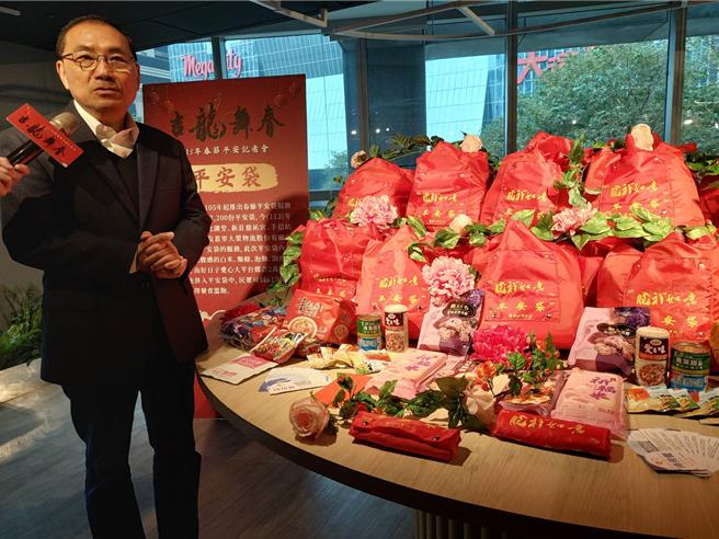  新北市长侯友宜表示，新北针对弱势族群每年都会发放平安袋，新北分驻所跟派出所、元亨寺及卫服部台北医院共163个据点提供索取。内包括白米、麵条、罐头，甚至还有10张的待用餐券。（陈慰慈摄）