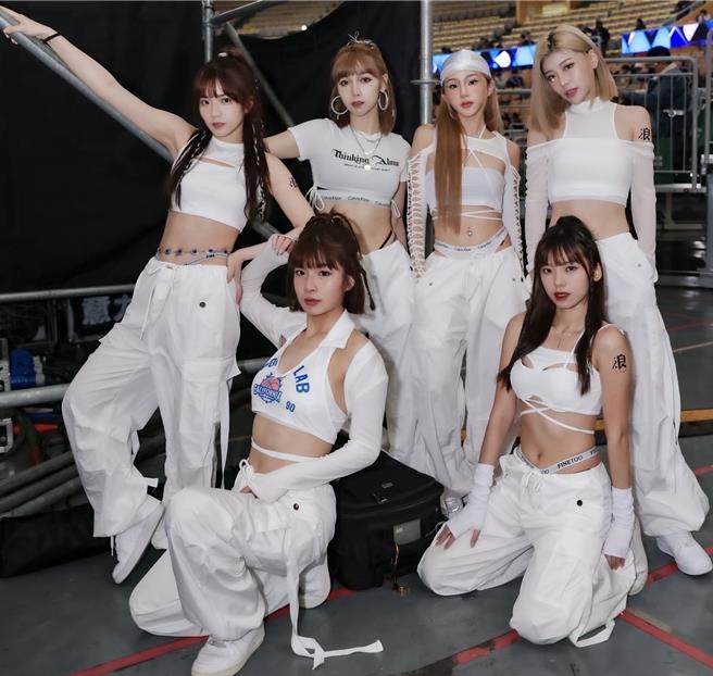 笑笑（左）與團員們的表演迷倒不少粉絲。（想想時間有限公司提供）