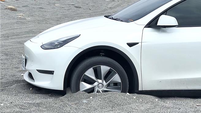 百萬級斯拉電動車為賞海景受困台東海濱公園沙灘。（蕭嘉蕙攝）