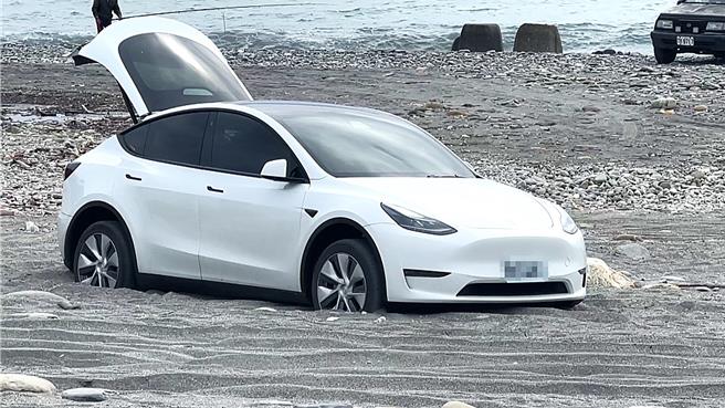 百萬特斯拉「刁車」，車主靠信用卡提供免費道路救援服務，有恃無恐。（蕭嘉蕙攝）