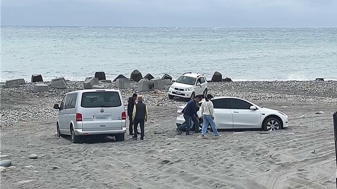 台東海濱公園日前傳出2車受困沙灘。（蕭嘉蕙攝）