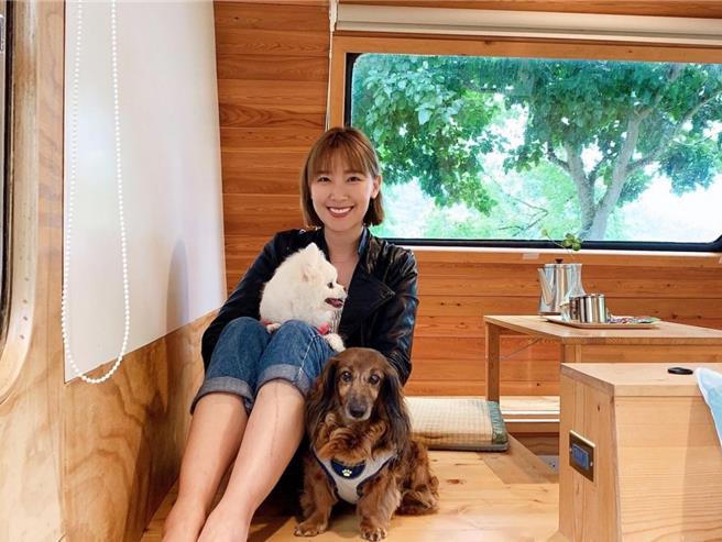 李懿很有愛心，常常幫助流浪貓狗。（經紀人提供）