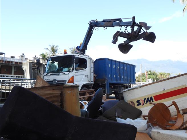 花莲市公所即日起展开家户大宗废弃物收运工作，不过今年预约清运件数高达1万多件，较歷年多出2成，清洁队除派出10辆大车出勤，更协调20多名人力支援。（罗亦晽摄）