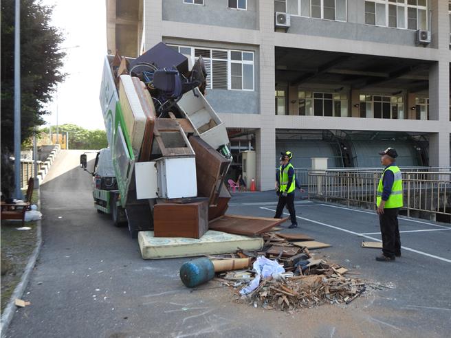 花莲市公所即日起展开家户大宗废弃物收运工作，不过今年预约清运件数高达1万多件，较歷年多出2成，清洁队除派出10辆大车出勤，更协调20多名人力支援。（罗亦晽摄）