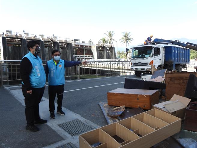 花莲市公所即日起展开家户大宗废弃物收运工作，市长魏嘉彦（左）今在清洁队长吴庆展陪同下，（右）到南滨抽水站视察收运进度，并慰劳清洁队员。（罗亦晽摄）