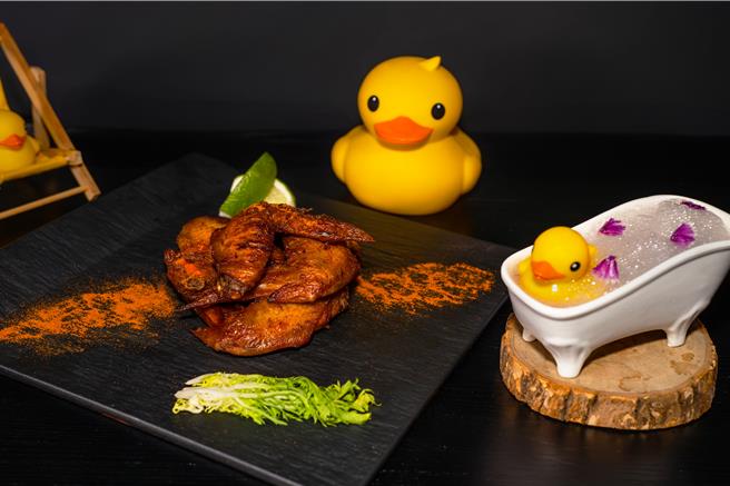 位于承亿酒店的 T³ Bistro 主打5G 沉浸式投影体验，推出吸睛鸡同鸭讲组合套餐，以特制酱烤鸡翅搭配小鸭特调，欢迎大家一边体验一边飨宴。（高市经发局提供）