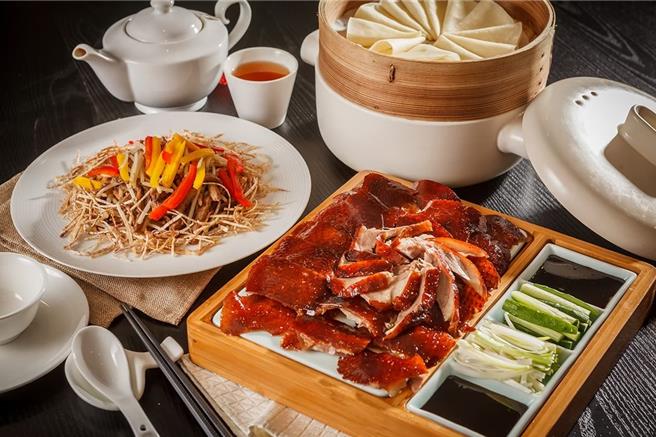 老饕强力推荐「鸭寮街」主打烤樱桃鸭，活动期间来店消费满200元以上(不累计)即可获得100元烤鸭抵用券，抵用券使用期间为2／26-4／30，欢迎大家来电提前预约。（高市经发局提供）