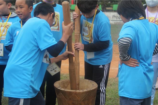台東縣延平鄉武陵國小接待新北市中正國小與崇光中學營隊服務學生。（武陵國小提供／蔡旻妤台東傳真）