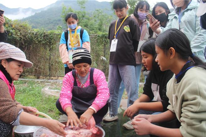 台東縣延平鄉武陵國小接待新北市中正國小與崇光中學營隊服務學生。（武陵國小提供／蔡旻妤台東傳真）