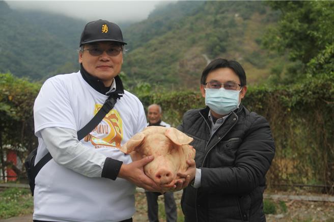 台東縣延平鄉武陵國小接待新北市中正國小與崇光中學營隊服務學生。（武陵國小提供／蔡旻妤台東傳真）