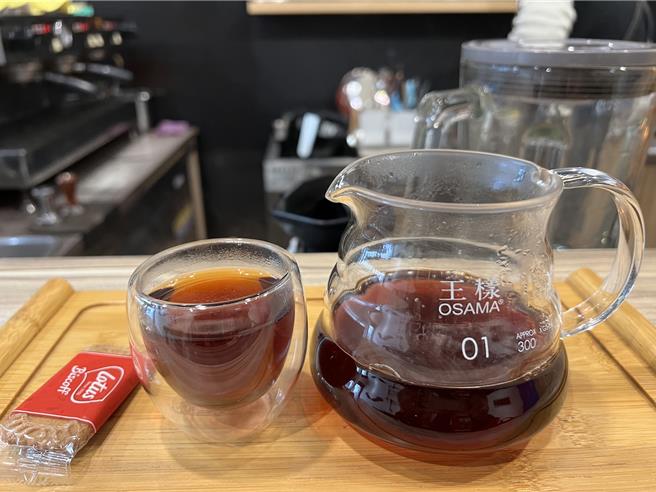 高雄科技大学研发出电子鼻技术，将对全球咖啡带收集不同产区的咖啡气味数据。图为手冲咖啡。（林瑞益摄）
