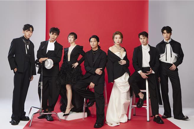 伊林藝人（左起）亮曦、孫綻、李杏、温昇豪、蔡淑臻、張雁名、王品澔    棚拍龍年賀卡照。（伊林娛樂提供）