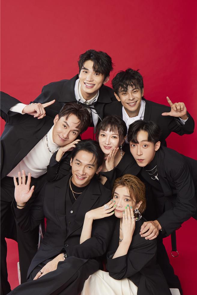 伊林藝人齊聚一堂棚拍賀卡，開心迎接龍年好運到。（伊林娛樂提供）