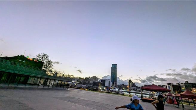 基隆市长谢国梁表示，他正规画在国门广场上，设置固定式的摩天轮，将其做为基隆港边的地标性装置。（张志康摄）