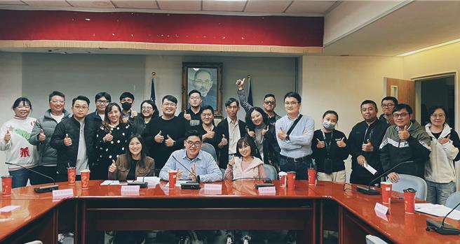 國民黨高雄青工總會29日舉行委員會議暨總會長改選，新任總會長由國民黨幕僚出身的李昶志（前中）當選，象徵國民黨高雄幕僚世代抬頭。（柯宗緯翻攝）