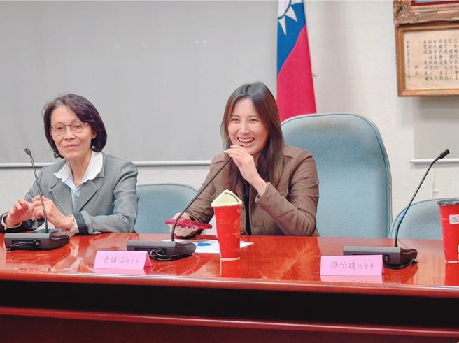 高雄青工總會昨晚在高市黨部舉行委員會議暨總會長改選，總會長黃韻涵（右）表示，這2年的任期很快就結束了，歷經市長與總統的選舉，很感謝青年夥伴的支持與力挺。（柯宗緯翻攝）